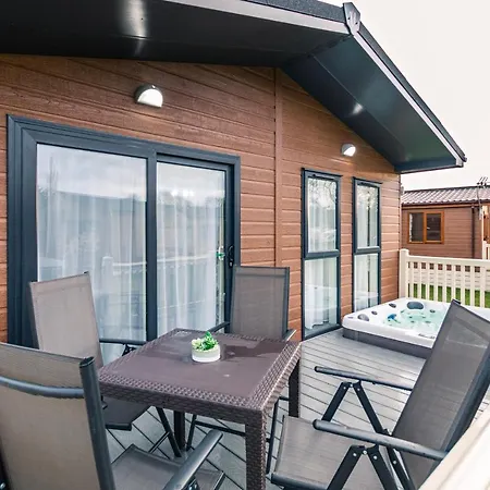 Woodpecker With Hot Tub Lodge *