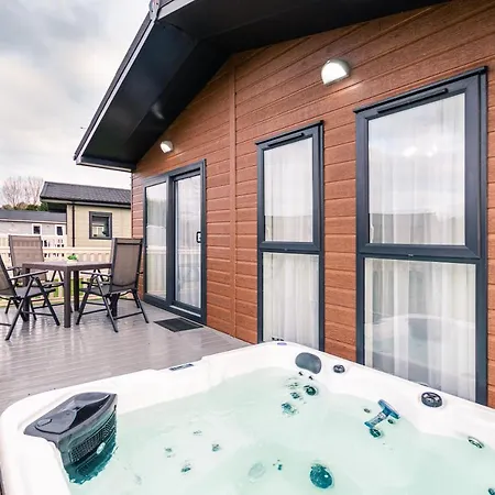 Woodpecker With Hot Tub Lodge *