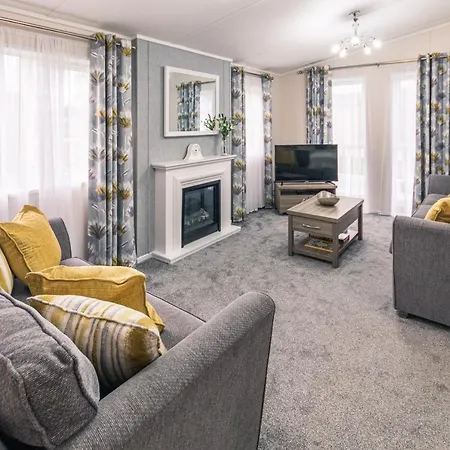 Lodge Woodpecker With Hot Tub *