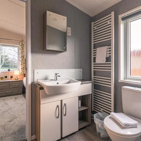Woodpecker With Hot Tub Lodge York