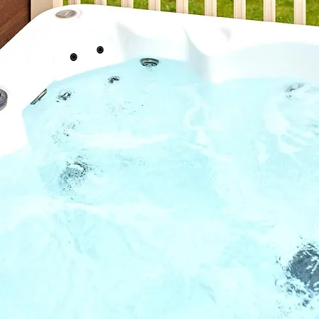 Woodpecker With Hot Tub Lodge