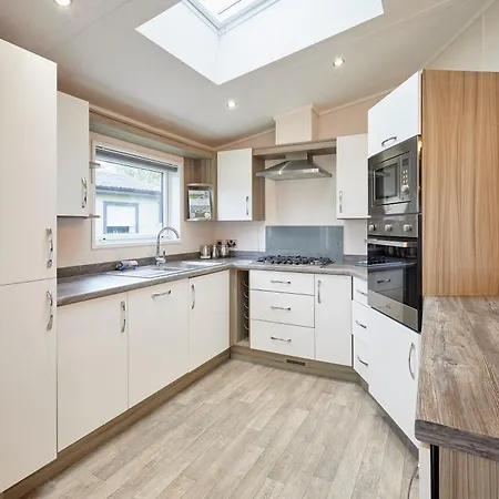 Lodge Woodpecker With Hot Tub