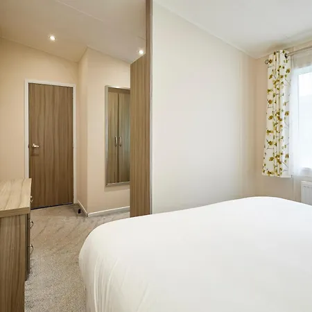 Woodpecker With Hot Tub Lodge South Cave