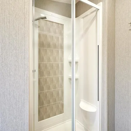 Woodpecker With Hot Tub Lodge South Cave