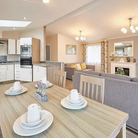 Woodpecker With Hot Tub * South Cave