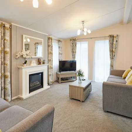 Woodpecker With Hot Tub Lodge