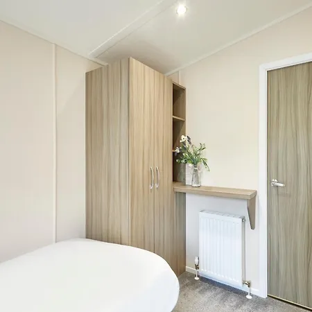 Lodge Woodpecker With Hot Tub