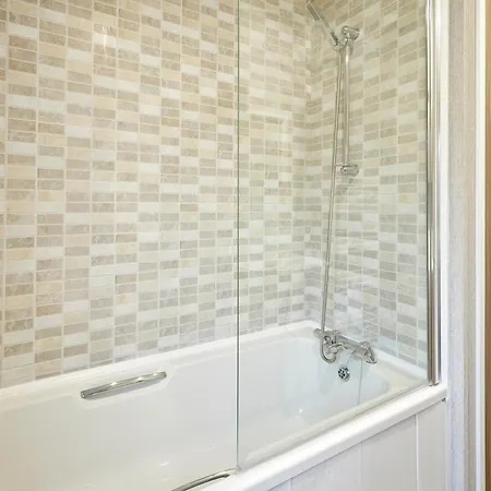 Woodpecker With Hot Tub Lodge South Cave