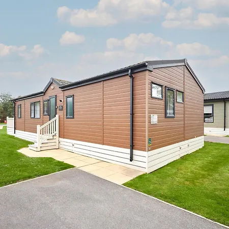 Woodpecker With Hot Tub ロッジ