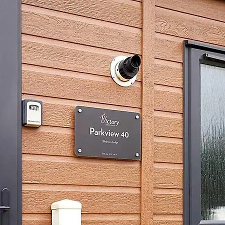 Woodpecker With Hot Tub * York