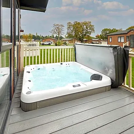 Woodpecker With Hot Tub York