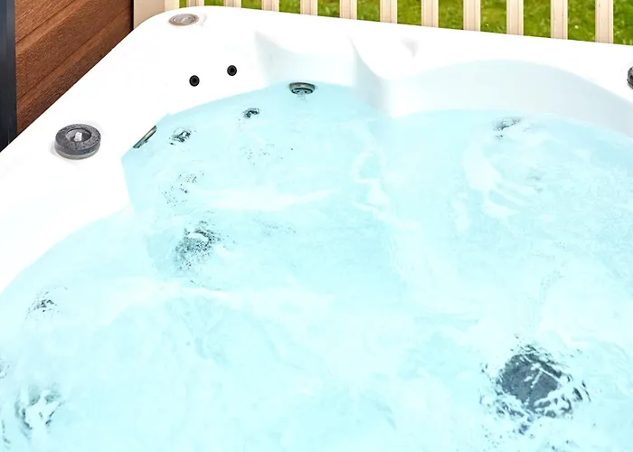 Woodpecker With Hot Tub ロッジ