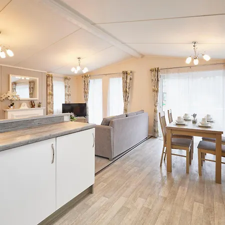 Woodpecker With Hot Tub Lodge